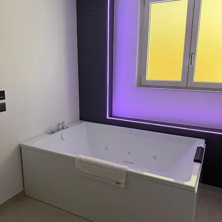 Alojamento de Acomodação e Pequeno-almoço Sunset Con Jacuzzi A 200m Dal Mare *
